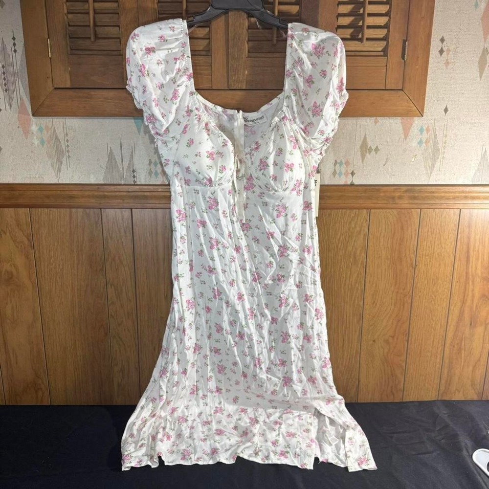 White and pink floral mini dress with puffy sleeves Size XXL‎
